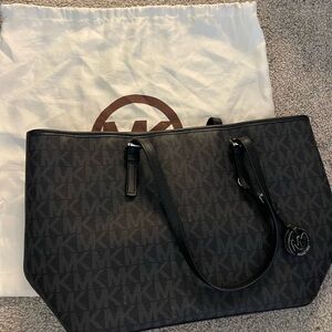 Michael Kors Voyager Tote Signature Monogram